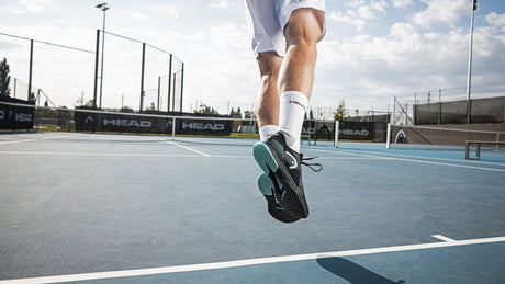 Pista de tenis dura con la red y las líneas de saque